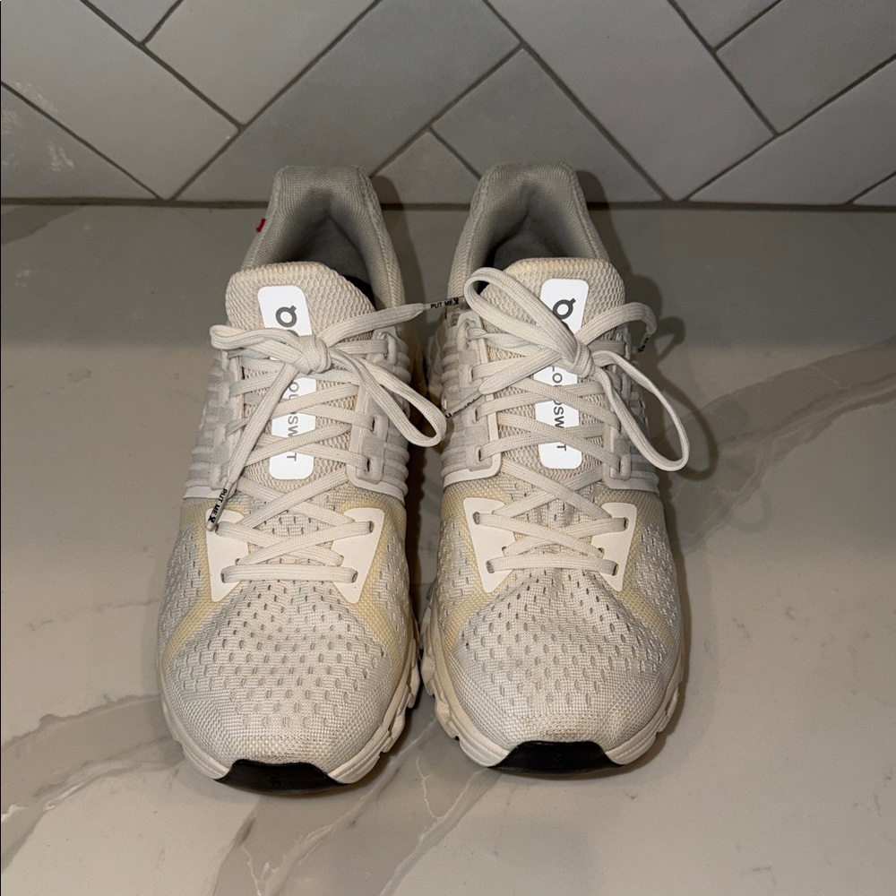 On Running White Sneakers size 9 ON cloud - Picture 2 of 4